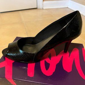 NWT! Fioni Black Faux Reptile Patent Peep Toe Heel - Size 8.5